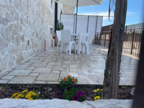 Brunello con veranda e piscina condivisa